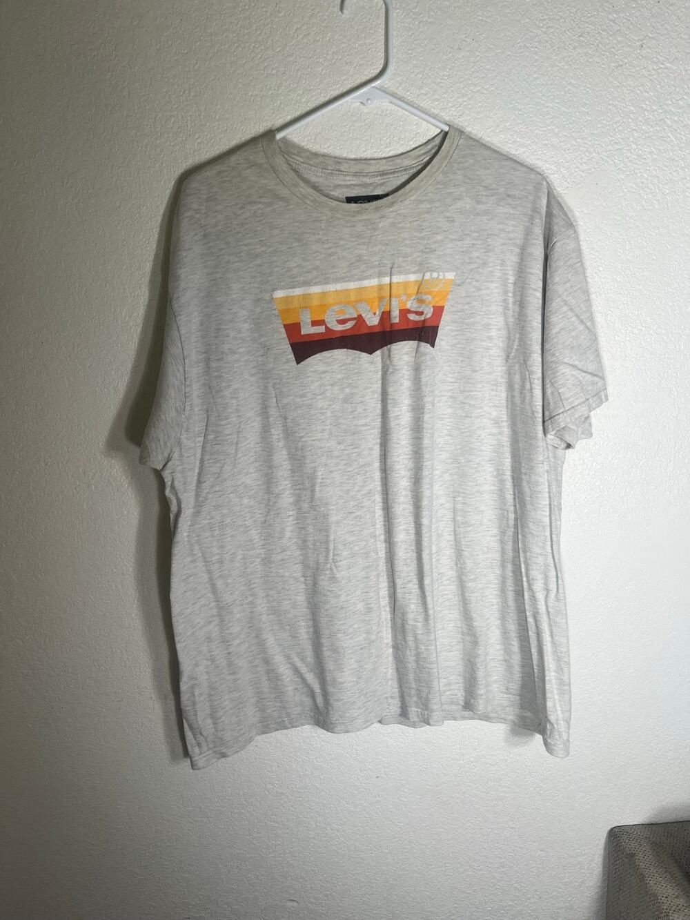 Levi's XXL men's light grey T-shirt w/design-used good